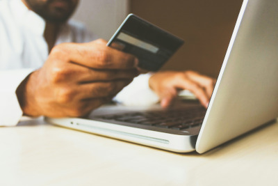 Comparaison entre un site officiel et une marketplace sur deux écrans